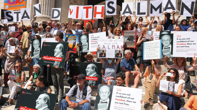 σαλμάν-ρούσντι-oταν-κάποιος-σε-καρφών-563024575