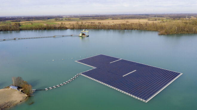 ηλιακά-πάνελ-στα-μπαλκόνια-τους-βάζου-563032699