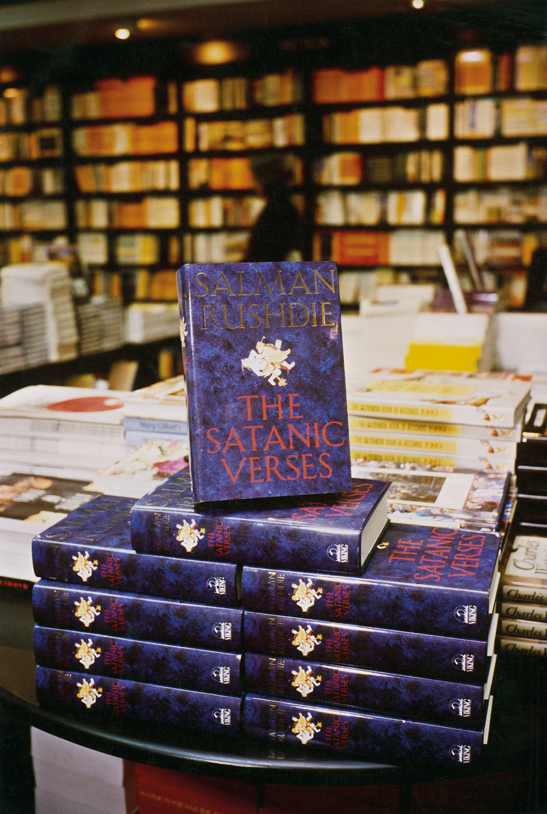 Από την επικήρυξη στο μαχαίρωμα: Διαβάζοντας για τη ζωή του Σαλμάν Ρούσντι-1