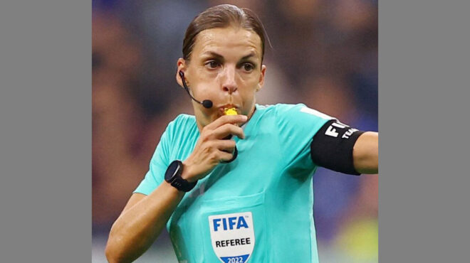 κύπελλο-αυλαία-με-άρωμα-γυναίκας-563037034