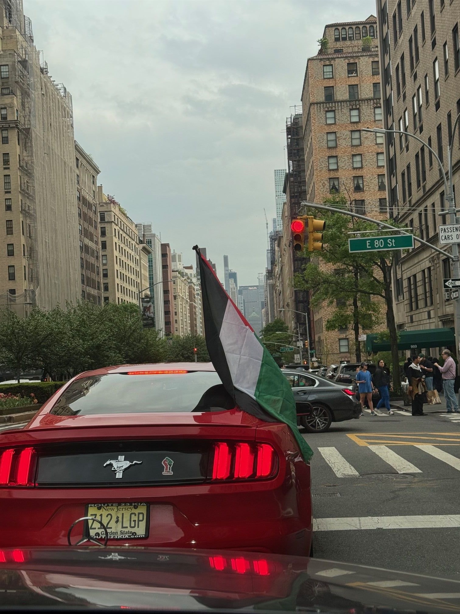 Γράμμα από τη Νέα Υόρκη: διαδηλώσεις στο Met Gala, κοσμοπολιτισμός και ακρίβεια-1