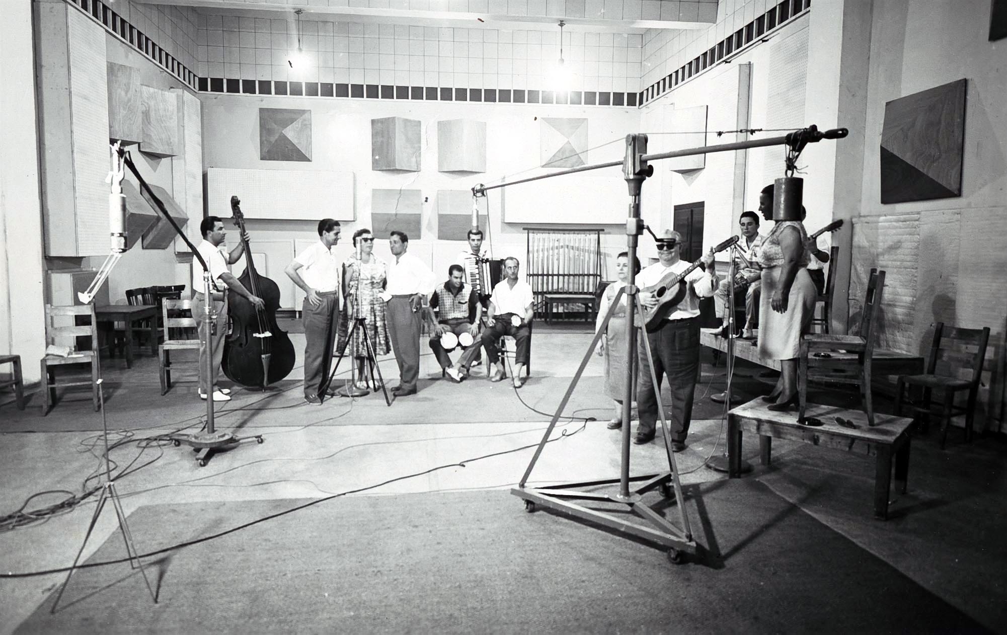 Στο στούντιο με τον Μάνο Χατζιδάκι-3