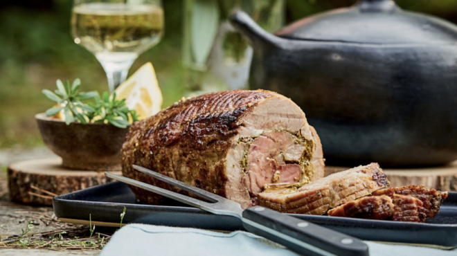 χοιρινό-ρολό-γεμιστό-με-πέστο-από-φρέσ-563035540