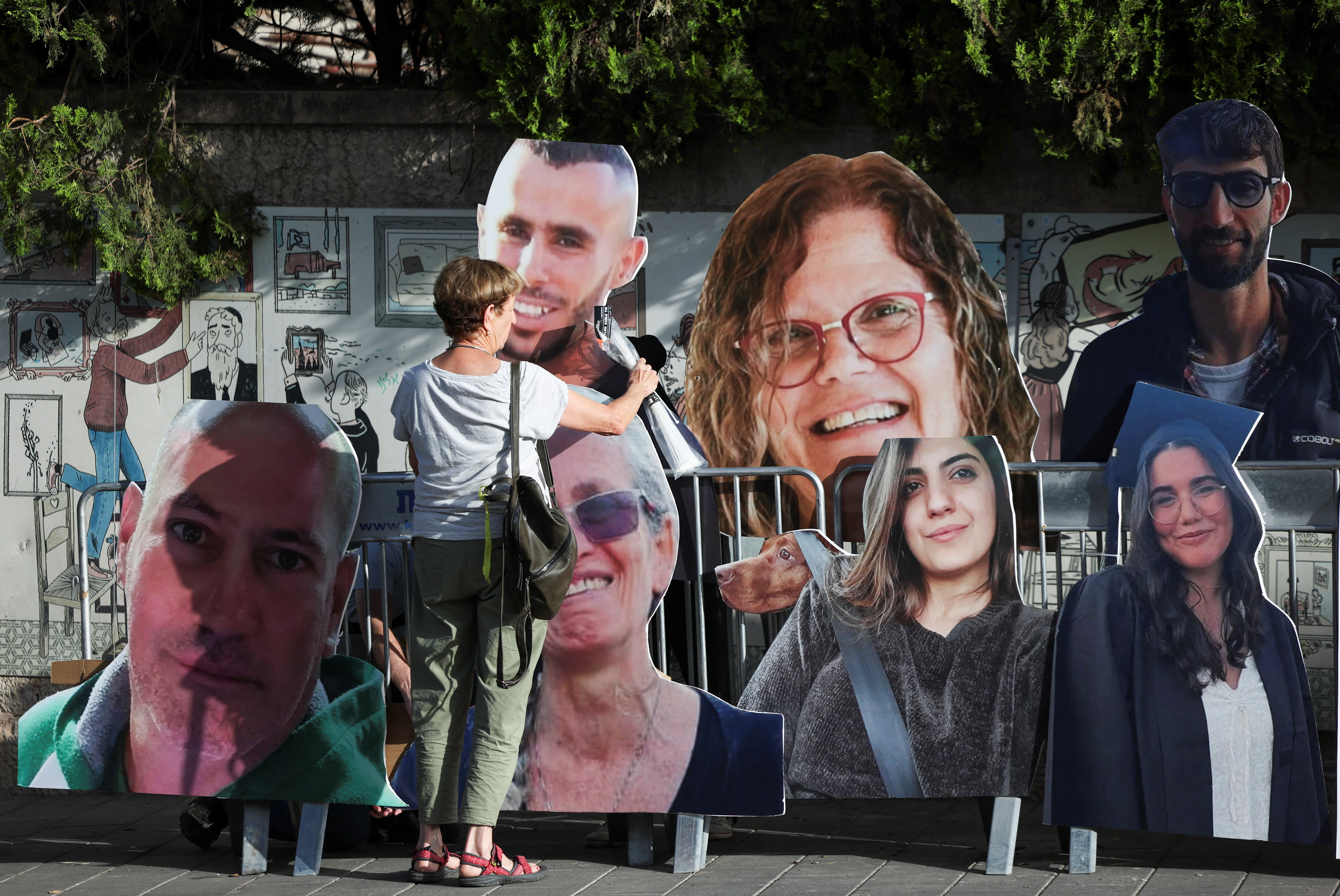 Μετά τη δημοσιοποίηση του βίντεο με τους ομήρους, το Ισραήλ εγκρίνει επανάληψη των συνομιλιών-1