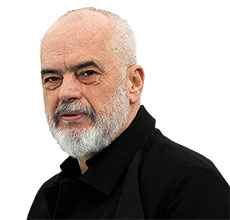 Εντός και Εκτός: Η πρέσβειρα της Ελλάδας στην ορκωμοσία Πούτιν-1