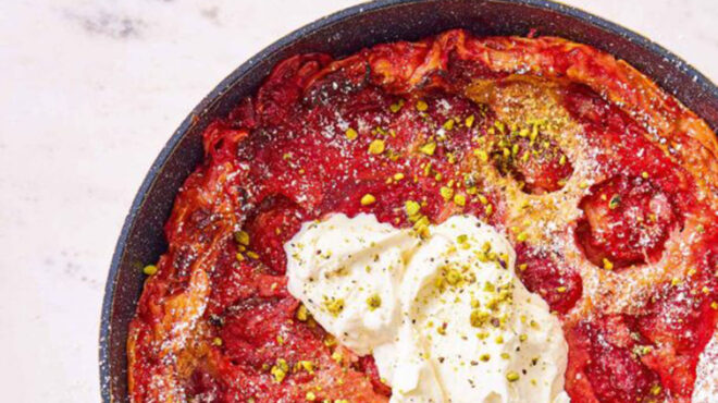 dutch-baby-με-φράουλες-563016478