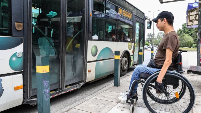 οι-οδηγοί-ταξί-βάζουν-φίλτρα-στις-κο-563017609