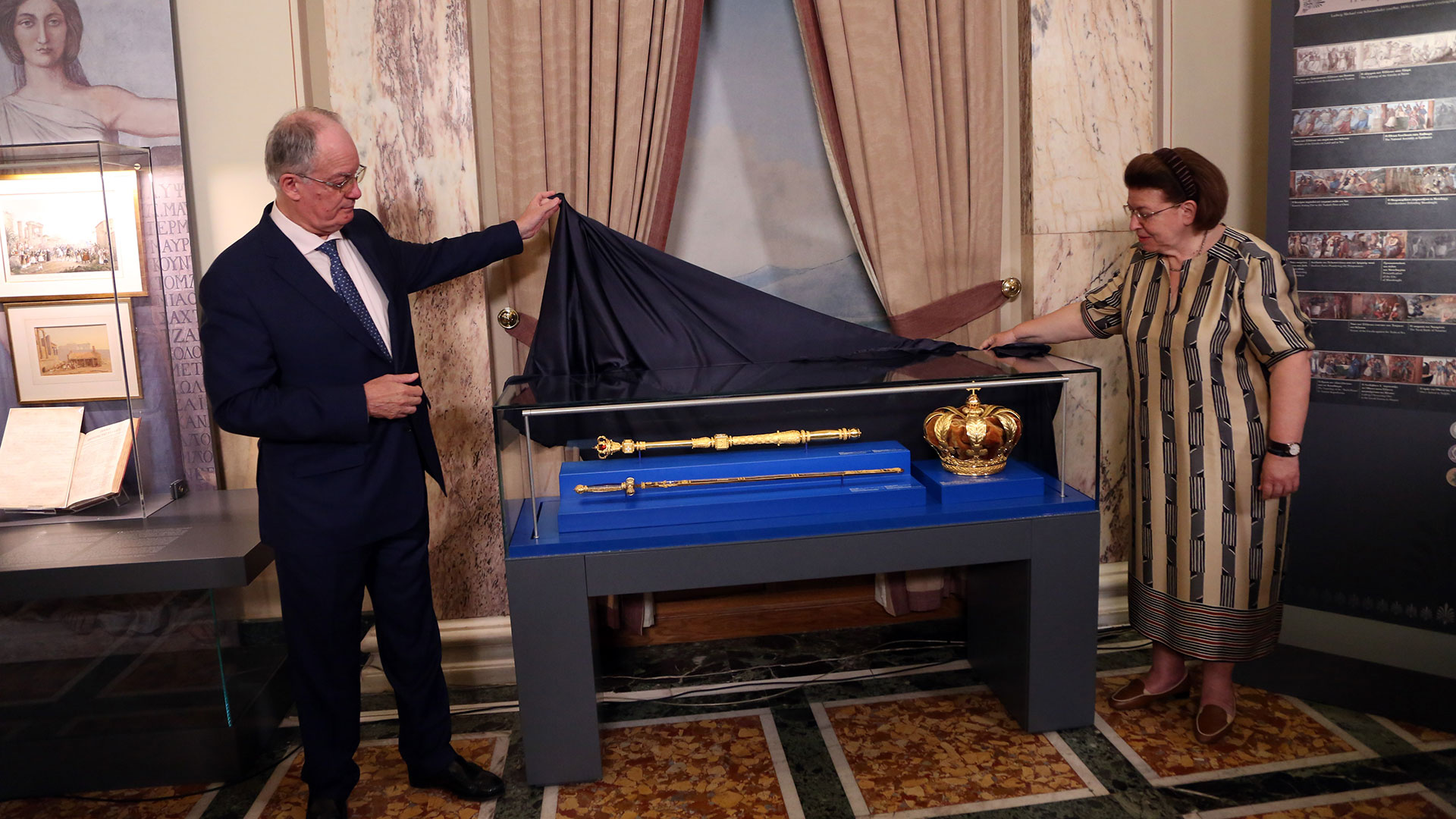 Στην αίθουσα Τροπαίων τα βασιλικά εμβλήματα του Oθωνα-1