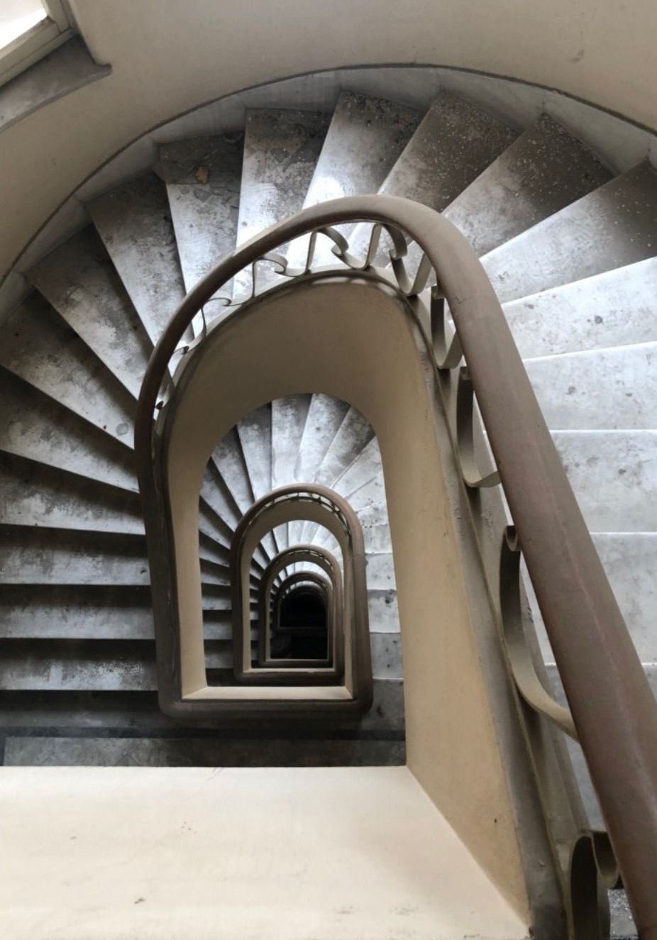 Στην οδό Ζαλοκώστα, ιστορία και φιλοξενία σμίγουν σε μια πολυκατοικία του 1939-2