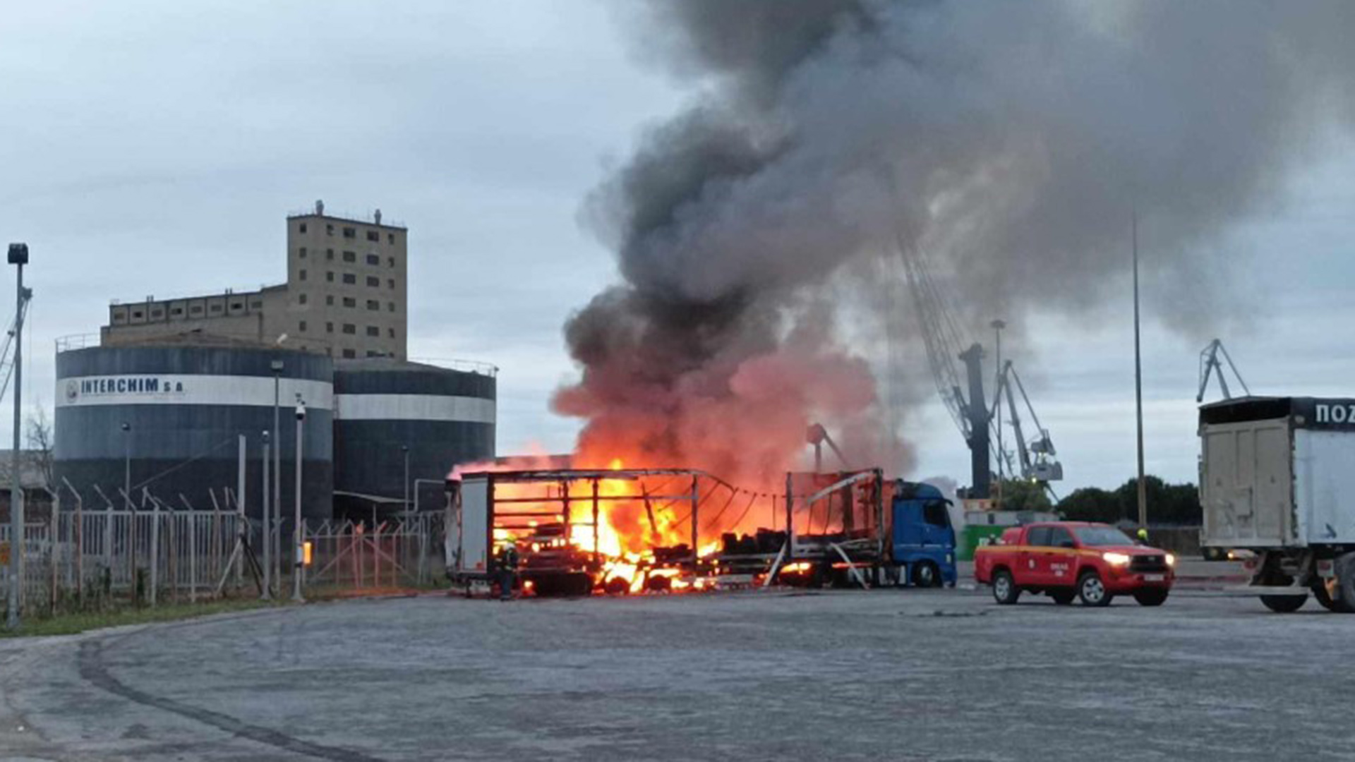 Θεσσαλονίκη: Συναγερμός για φωτιά στο λιμάνι – Στις φλόγες τέσσερα φορτηγά (βίντεο)-1