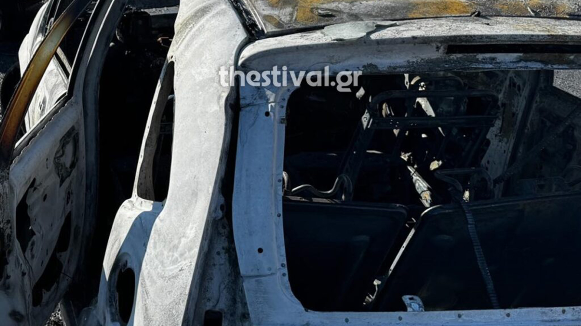 Θεσσαλονίκη: Στις φλόγες αυτοκίνητο έξω από εμπορικό κέντρο-1