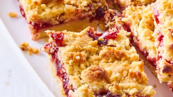 φραουλόπιτα-με-τραγανή-ζύμη-κραμπλ-563036833