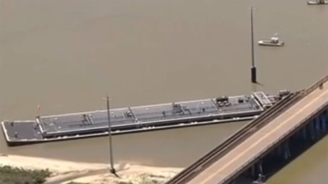 ηπα-πρόσκρουση-φορτηγίδας-σε-γέφυρα-κ-563026777