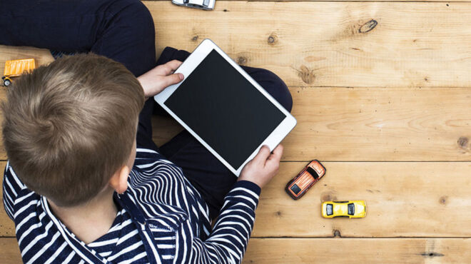 παιδιά-μόνος-στο-σπίτι-σε-υπεύθυνη-εκδ-563011150