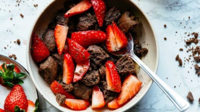 γλυκός-ντάκος-με-φρούτα-εποχής-και-ζεσ-563014423