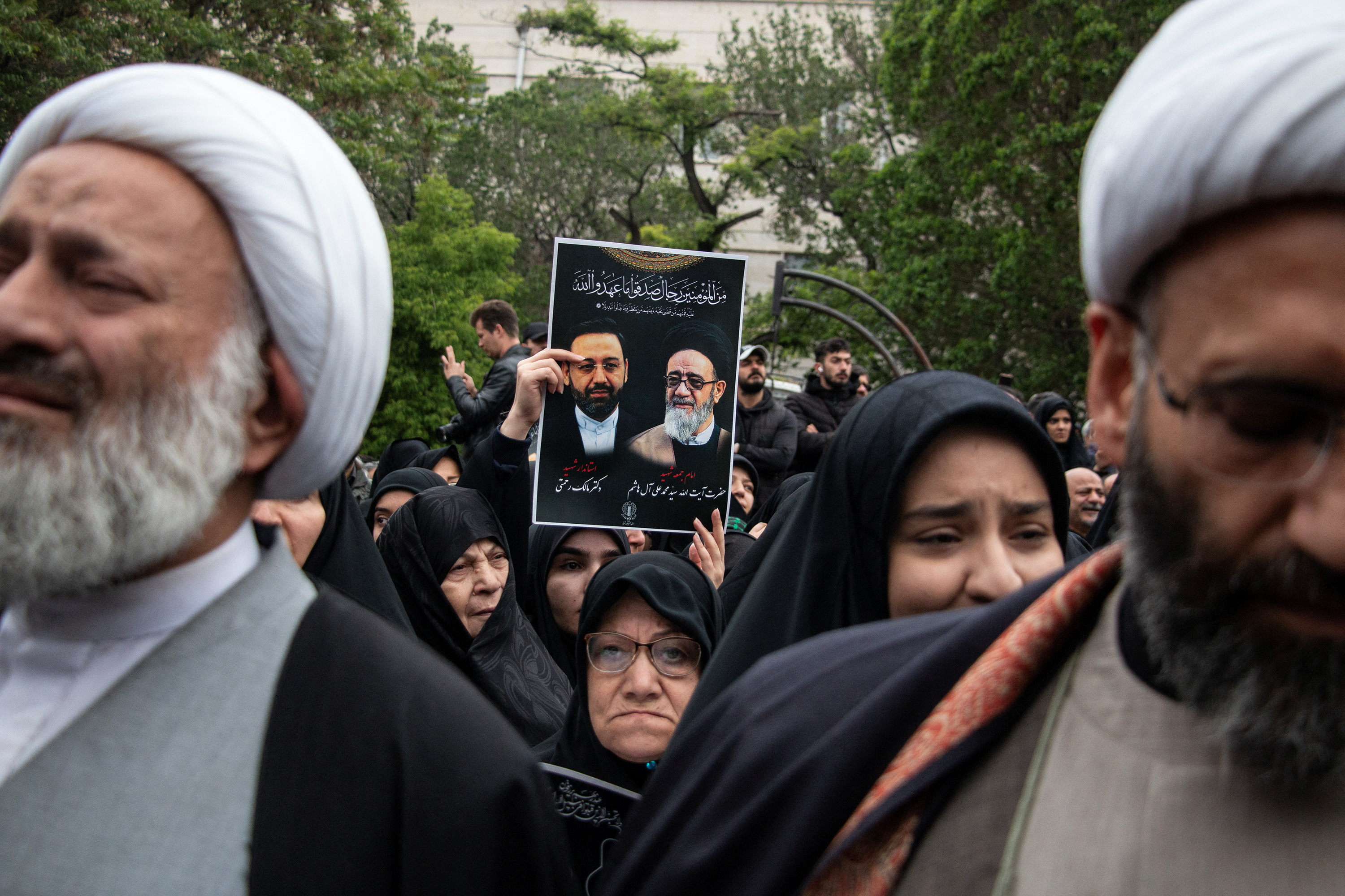 Χιλιάδες στους δρόμους για την κηδεία του Ιρανού προέδρου Εμπραχίμ Ραΐσι-1