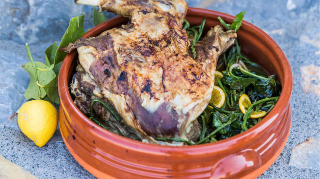 κατσικάκι-με-χόρτα-και-άγρια-σπαράγγι-563032168