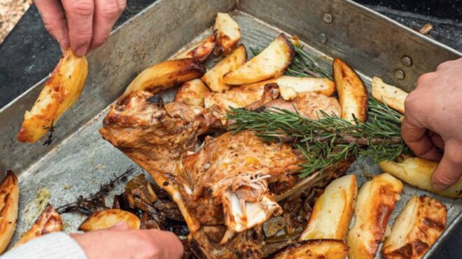 κατσικάκι-με-πατάτες-στον-φούρνο-λεμο-563012419