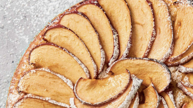 κέικ-μήλου-με-μπαχαρικά-και-σάλτσα-καν-563026312