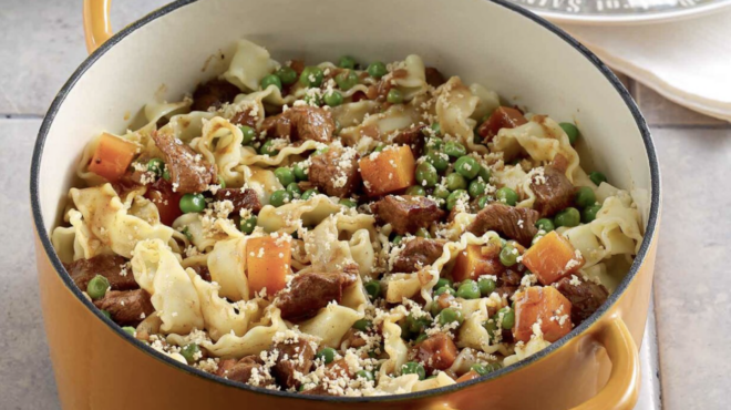 mακαρονάδα-με-μοσχάρι-λαχανικά-και-πορ-563041417