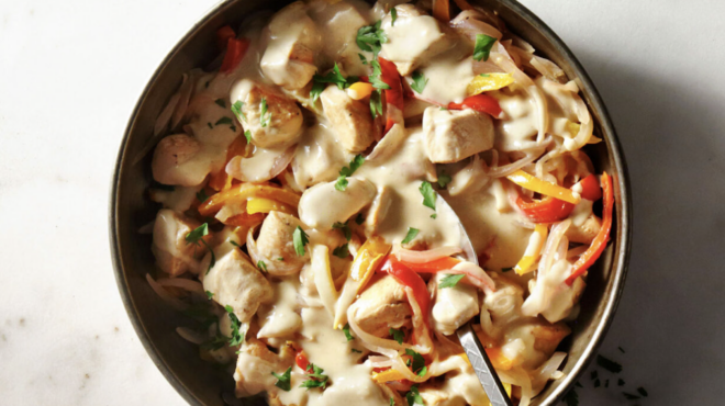 κοτόπουλο-με-πιπεριές-και-γιαούρτι-563024464