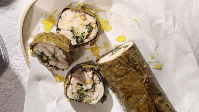 κοτόπουλο-τυλιχτό-σε-αμπελόφυλλα-με-β-563051065