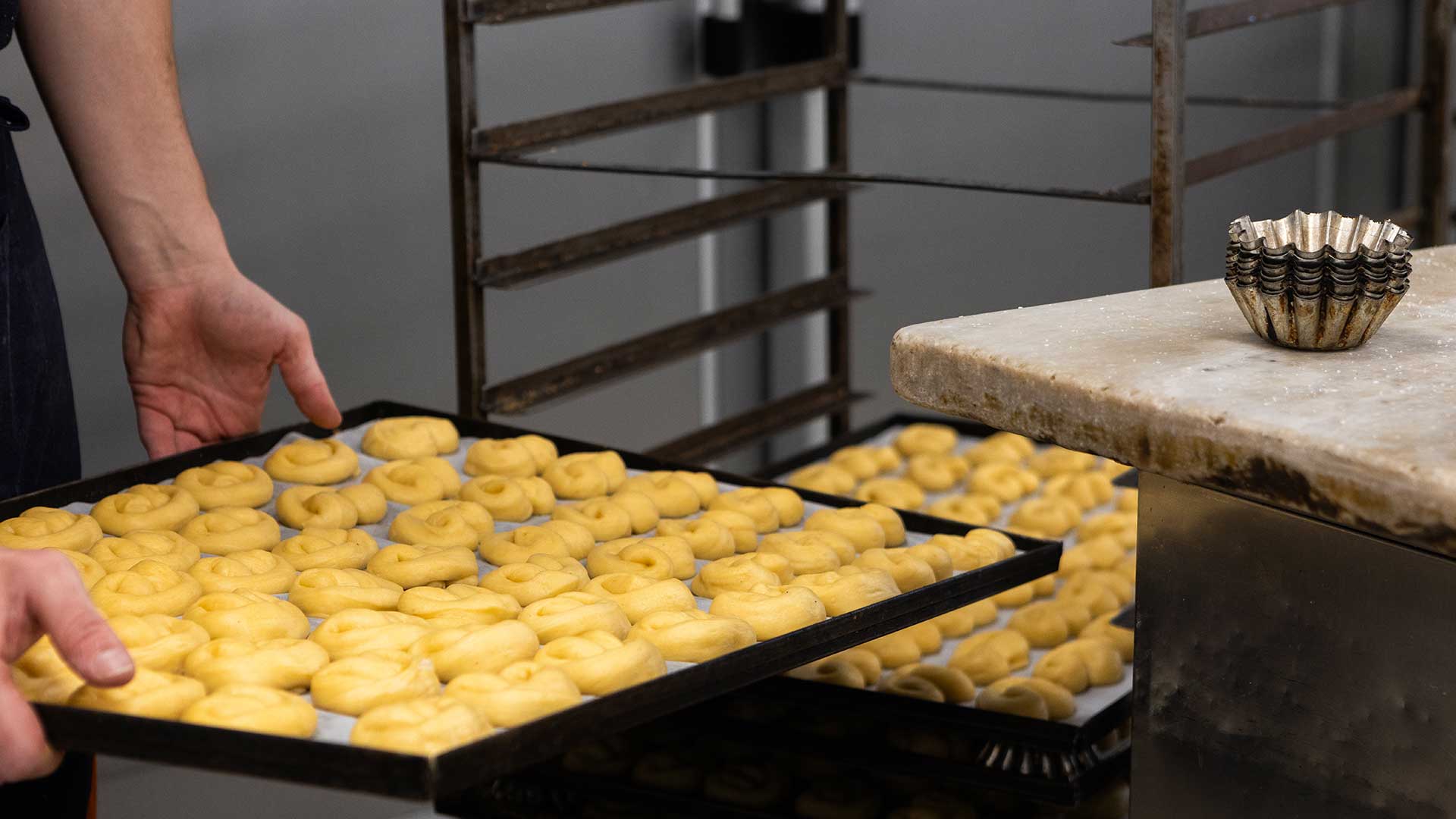 Πασχαλινά κουλουράκια: Πού ξεφουρνίζουν τα πιο μυρωδάτα της Αθήνας;-1