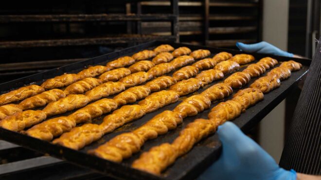 πασχαλινά-κουλουράκια-πού-ξεφουρνίζ-563006992