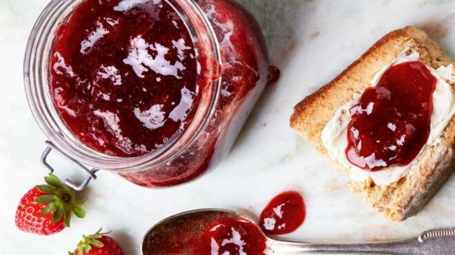 μαρμελάδα-φράουλα-με-σμέουρα-563021941