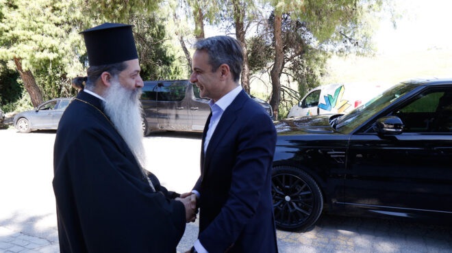 χρονικό-μιας-δύσκολης-προσέγγισης-563011375