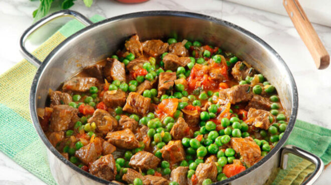 μοσχάρι-μαγειρευτό-με-αρακά-και-δυόσμ-563034007