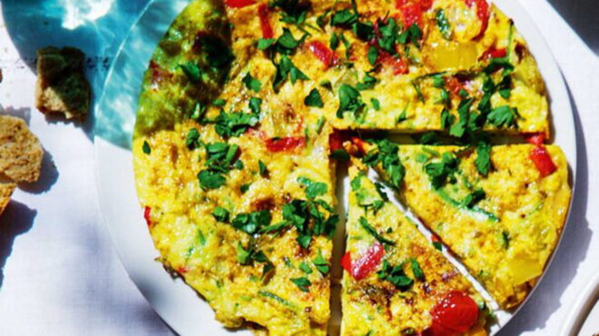 ομελέτα-από-ασπράδια-αυγών-με-λαχανικ-563044924