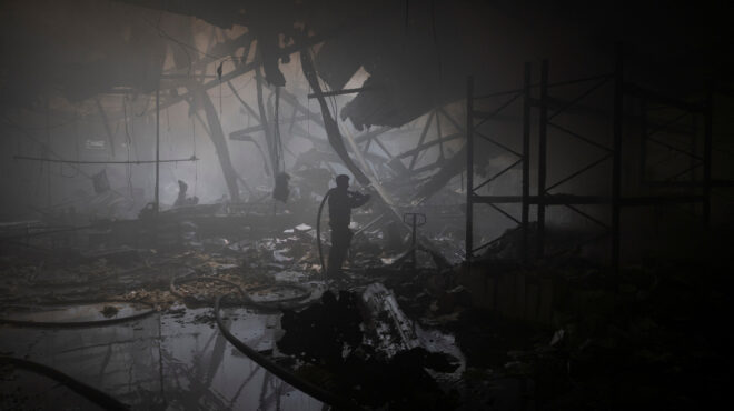 λεπέν-ο-μακρόν-θέλει-να-βάλει-τη-γαλλία-563050693