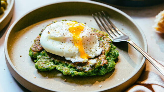 πανκέικ-με-αρακά-και-αυγά-ποσέ-563025799