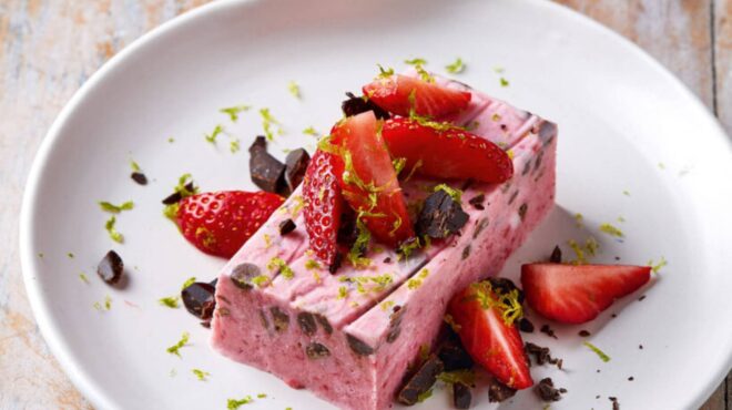 παρφέ-φράουλας-με-μασκαρπόνε-και-κομμ-563044423