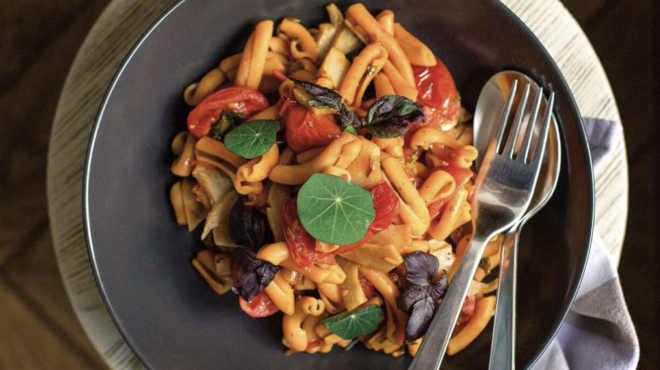 πένες-από-κόκκινες-φακές-με-φρέσκες-αγ-563051056