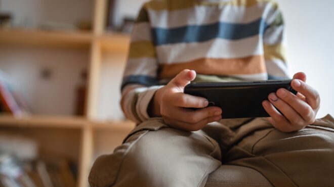 οχι-smartphone-στις-ηλικίες-κάτω-των-13-ετών-όχι-social-med-563007055