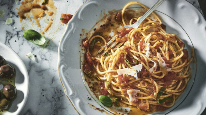 σπαγγέτι-με-κόκκινη-καυτερή-σάλτσα-563047165