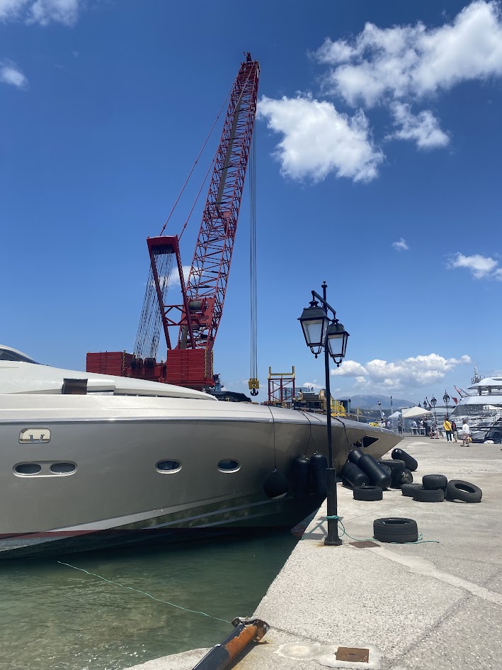 Σπέτσες: Ρυμούλκηση της θαλαμηγού που προσέκρουσε σε προβλήτα-1