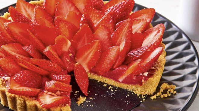 τάρτα-ψυγείου-με-πλούσια-γέμιση-φράου-563035522