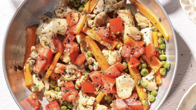 light-τηγανιά-κοτόπουλου-με-αρακά-και-καρό-563045287