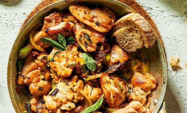 κοτόπουλο-τηγανιά-με-φρέσκα-κρεμμυδά-563022757