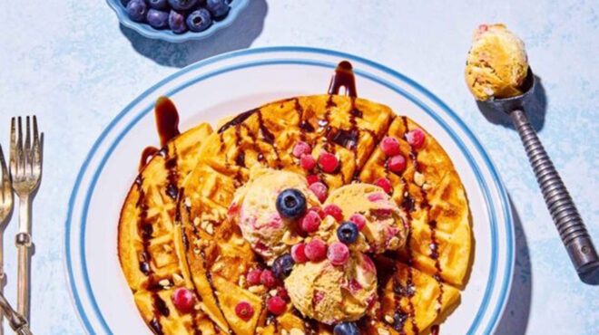 βάφλες-με-ξινόγαλα-και-παγωτό-563021809