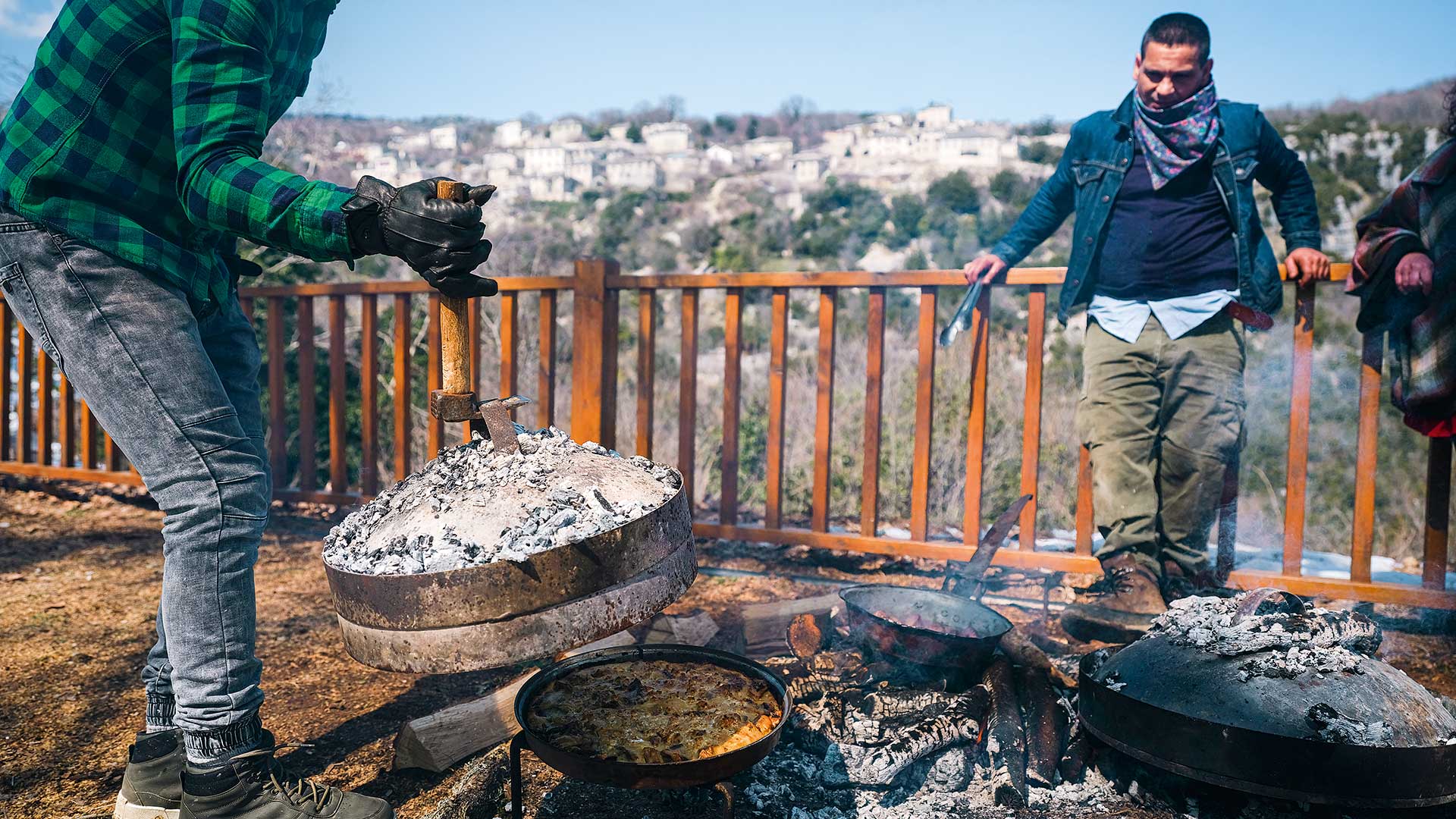 Πάσχα στο Ζαγόρι με πίτες, κλαρίνα και αρνί: 14 συνταγές στη μασίνα και στη γάστρα-1