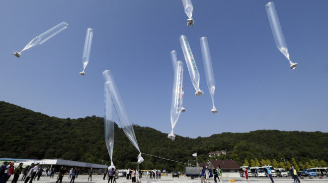 ιπτάμενα-δολάρια-και-κ-pοp-προς-την-πι-563062981