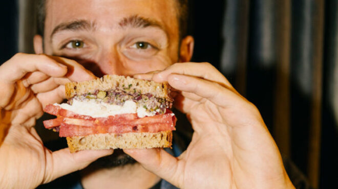 σάντουιτς-με-ελιές-ντομάτα-ανθότυρο-κ-563099545