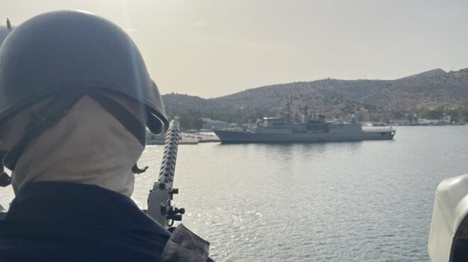 αποκλειστικές-εικόνες-η-φρεγάτα-ψαρ-563082403