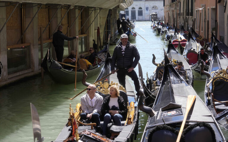 O υπερτουρισμός και ο κίνδυνος μετατροπής πόλεων σε άλλες «Disneyland»
