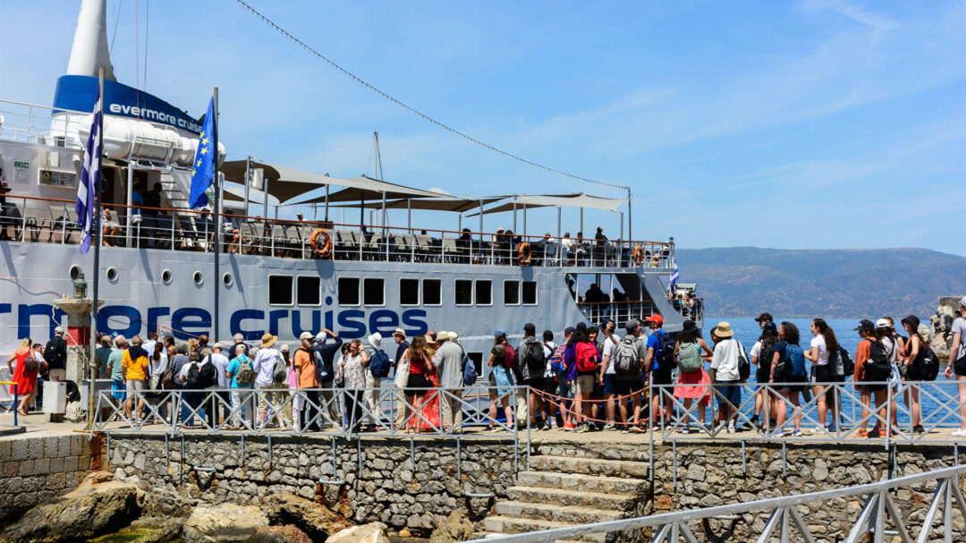 η-διπλή-ανάγνωση-του-υπερτουρισμού-563076796