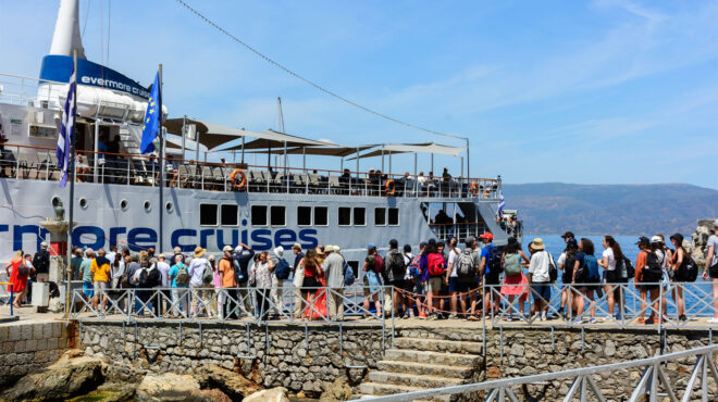 η-διπλή-ανάγνωση-του-υπερτουρισμού-563076796